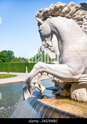 Details mit einer Pferdeskulptur am Neptunbrunnen im Schloss Schönbrunn, Wien, Österreich Stockfoto