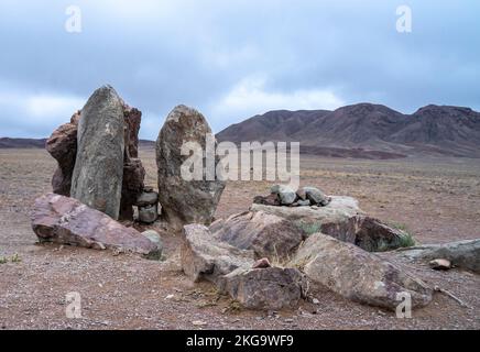 Alte Kaminsteine, antike Campingplätze - ein Lager der Ghengis Khan Nomaden aus dem 12.. Jahrhundert, Altyn-Emel Nationalpark, Kasachstan Stockfoto