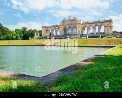 Wien, Österreich - Juni 2022: Schöne Aussicht vom Schlosspark mit Gloriette Schönbrunn Stockfoto