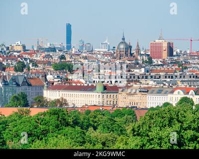 Wien, Österreich - Juni 2022: Blick aus der Vogelperspektive auf die Stadt Wien von Gloriette Schönbrunn Stockfoto