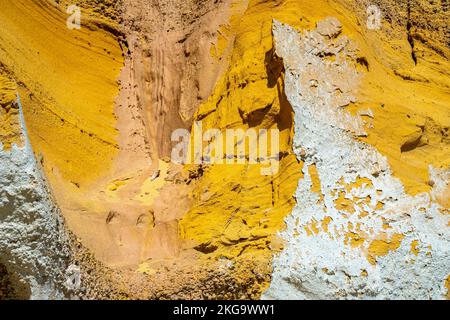 Mehrfarbig gelb, Senf, Honig bunt bunte Gesteinsstruktur Verwitterung und Erosion, Muster und Strukturen der Gesteinsformation Stockfoto