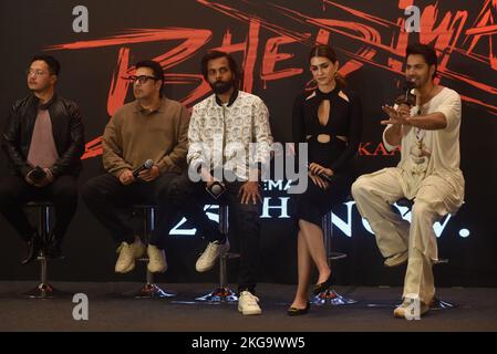Kalkutta, Indien. 22.. November 2022. Bollywood-Schauspieler Varun Dhawan (R), Schauspielerin Kriti Sanon (zweiter von rechts) und Produzent Dinesh Vijan (L) posieren für Fotos während einer Werbeveranstaltung ihres kommenden Films Bhediya, am 22. November 2022 in Kalkutta. Der 2022 indisch-Hindi-sprachige Film von Amar Kaushik wird am 25. November 2022 erscheinen. (Foto von Biswarup Ganguly/Pacific Press) Quelle: Pacific Press Media Production Corp./Alamy Live News Stockfoto
