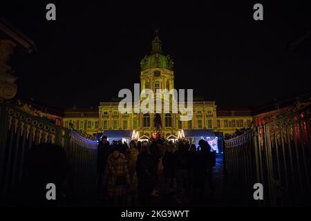 Berlin, Deutschland. 22.. November 2022. Vor allem für Touristen in Berlin ist der Weihnachtsmarkt am Schloss Charlottenburg einer der ersten Orte, an denen man sich aufmachen kann. In diesem Jahr ist der Weihnachtsmarkt wieder geöffnet. Das Schloss ist komplett beleuchtet. Neben Kunsthandwerk und gebrannten Mandeln bieten die Stände in Holzhütten oder Pagodenzelten auch ungewöhnliche Geschenkideen. Es befindet sich am Spandauer Damm in Berlin. Auch die Preise für zahlreiche Produkte sind auf diesem Weihnachtsmarkt aufgrund der aktuellen Inflation deutlich gestiegen. Immer mehr Verbraucher in Deutschland können sich die hohe Energie, Lebensmittel, kaum leisten Stockfoto