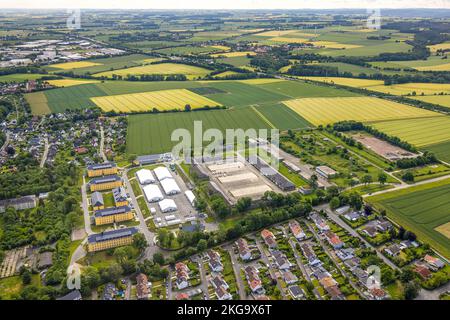 Luftaufnahme, ehemalige Kaserne Kanaal van Wessem, Wohnkomplex und Flüchtlingsunterkunft, Wiesen und Felder mit Fernsicht, Soest, Soester Boerde, Nort Stockfoto