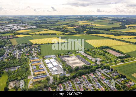 Luftaufnahme, ehemalige Kaserne Kanaal van Wessem, Wohnkomplex und Flüchtlingsunterkunft, Wiesen und Felder mit Fernsicht, Soest, Soester Boerde, Nort Stockfoto