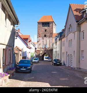 Ladenburg, Baden-Württemberg, Deutschland - 03. Juli 2022: Der Martinstor ist das letzte verbleibende Tor der alten Stadtmauer. Stockfoto