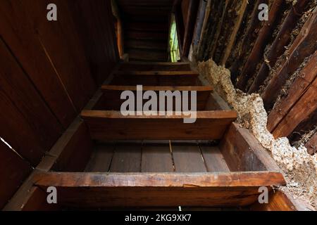 Abstraktes, grungiges Interieur, perspektivischer Blick auf eine verlassene Treppe, die nach oben geht Stockfoto