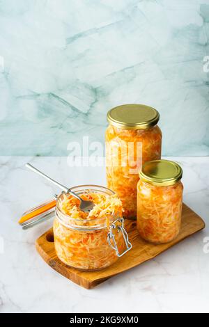 Frisches fermentiertes Gemüse, fermentierter Kohl mit Karotten in Glasgefäßen, gesunde natürliche Probiotika, gesundes Essen, Sauerkraut Stockfoto