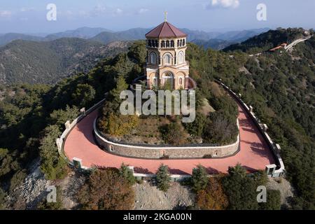 Drohnenantenne von Throni des Panagia Kykkou Tempels Wahrzeichen in Zypern Europa. Stockfoto