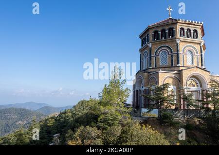 Drohnenantenne von Throni des Panagia Kykkou Tempels Wahrzeichen in Zypern Europa. Stockfoto