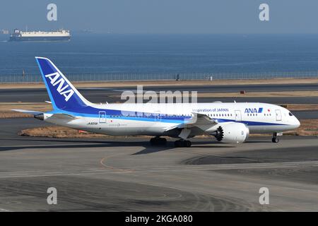 Tokio, Japan - 12. Januar 2020: Alle Nippon Airways (ANA) Boeing B787-8 Dreamliner (JA825A) Passagierflugzeuge. Stockfoto