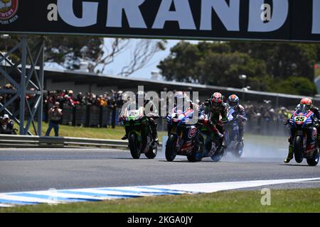 Melbourne, Australien. 20. November 2022. Jonathon Rea (GBR), Toprak Razgatlioglu (TUR) und Alex Lowes (GBR) kämpfen um die Führung von der Startlinie aus Stockfoto