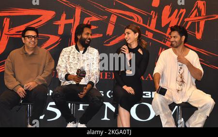 22. November 2022, Kalkutta, Westbengalen, Indien: Bollywood Darsteller Varun Dhawan, Schauspielerin Kriti Sanon, Regisseur Amar Kaushik und andere Crew-Mitglieder waren heute in einem fünf-Sterne-Hotel auf der Seite der Umgehungsstraße, Kalkutta, anwesend, um für ihren kommenden Film Bhediya zu werben. Der Film erscheint am 25.. November. (Bild: © Sayantan Chakraborty/Pacific Press via ZUMA Press Wire) Stockfoto