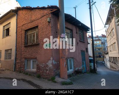 Bursa Turkey. Altes Ziegelsteinhaus in der Altstadt. Alte Straßen in historischer türkischer Stadt Stockfoto