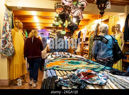 Bursa Turkey... Touristen auf dem Seidenmarkt, Kunsthandwerk, Souvenirs, Textilladen. Stockfoto