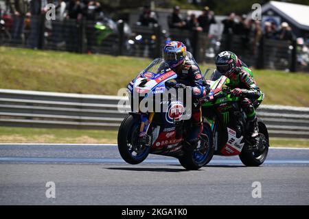 Melbourne, Australien. 20. November 2022. Jonathon Rea (GBR), Toprak Razgatlioglu (TUR) und Alex Lowes (GBR) kämpfen um die Führung von der Startlinie aus Stockfoto