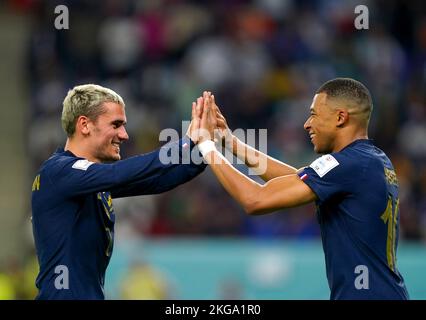 Der Franzose Kylian Mbappe (rechts) feiert mit Antoine Griezmann, nachdem er während des Spiels der FIFA-Weltmeisterschaft der Gruppe D im Al Janoub Stadium in Al Wakrah das dritte Tor seiner Mannschaft erzielt hatte. Bilddatum: Dienstag, 22. November 2022. Stockfoto