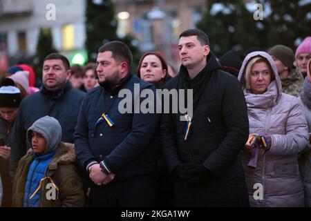 LVIV, UKRAINE - 21. NOVEMBER 2022 - Teilnehmer der Maidan Reminiscences Kunstveranstaltung zum Tag der würde und Freiheit und zum 9.. Jahrestag seit Beginn der Revolution der würde auf dem Platz am Denkmal Taras Schewtschenko, Lviv, Westukraine. Stockfoto