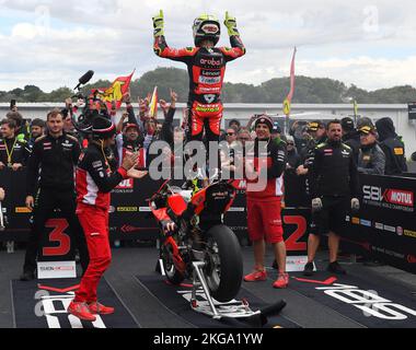 Melbourne, Australien. 20. November 2022. Der frisch gekrönte Weltmeister Alvaro Bautista (ESP) feiert den Sieg auf seinem Ducati Panigale V4 Stockfoto