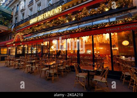 Le Grand Cafe des Capucines ist die legendäre und berühmte Brasserie, die sich auf den Grands Boulevards in Paris, Frankreich, befindet. Stockfoto