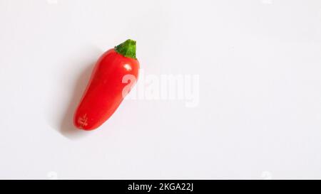 Chili-Schneideweg. Frische Bio-Chili-Pfeffer, isoliert auf weiß. Volle Schärfentiefe Stockfoto