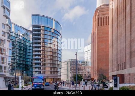 Prospect Place auf der linken Seite und Battersea Roof Gardens auf der rechten Seite bei Battersea Power Station Development, Wandsworth, South West London Stockfoto