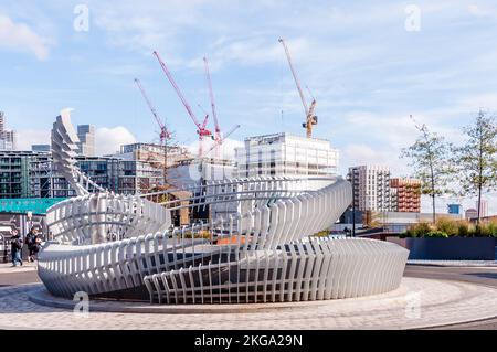 battersea Kraftwerk, größtes Art de CO Backsteingebäude in europa mit Kunstwerken davor, Zirkusstraße südlich, neun Ulmen Stockfoto