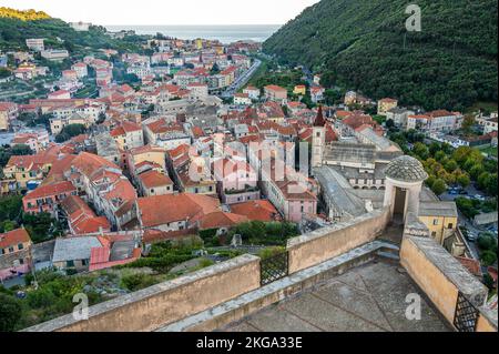 Blick auf die Altstadt von Finalborgo vom Forte San Giovanni Stockfoto