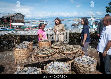 Tagburos, Philippinen. 22.. November 2022. USA Vizepräsidentin Kamala Harris chattet mit Frauen, die Fisch für Danggit verarbeiten, im Fischerdorf Tagburos, 22. November 2022, in Palawan, Philippinen. Harris besuchte das Dorf, das an der USAID Fish Right Initiative zur Förderung einer nachhaltigen Fischerei beteiligt ist. Kredit: Lawrence Jackson/Weißes Haus Foto/Alamy Live Nachrichten Stockfoto