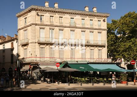 Grand Café de la Bourse,neben,römisches Amphitheater,Nimes,Languedoc,Region,beliebt,Tourist,Lage,mit,vielen,Attraktionen,einschließlich,beeindruckend,Les Arenas,Römisch,Amphitheater,und,Maison Carrée,Südfrankreich,Frankreich,Französisch,August,Sommer,Europa,Europa, Stockfoto