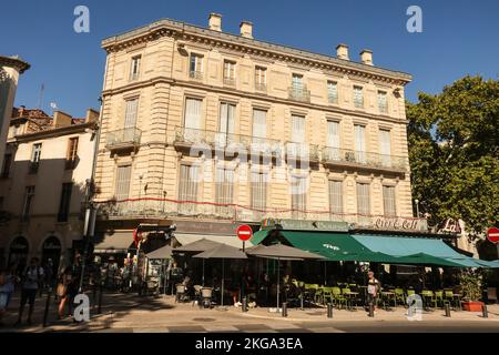 Grand Café de la Bourse,neben,römisches Amphitheater,Nimes,Languedoc,Region,beliebt,Tourist,Lage,mit,vielen,Attraktionen,einschließlich,beeindruckend,Les Arenas,Römisch,Amphitheater,und,Maison Carrée,Südfrankreich,Frankreich,Französisch,August,Sommer,Europa,Europa, Stockfoto