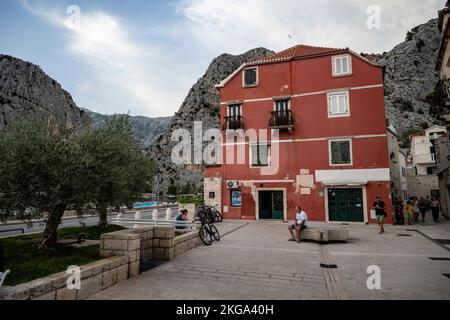 Omis, Kroatien - 18.. August 2022: Farbenfrohe, alte Häuser in engen Gassen von Omis, Küstenstadt an der Mündung des Flusses Cetina und der Adria Stockfoto