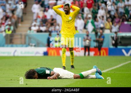 Lusail, Katar. 22.. November 2022. Lusail Stadium LUSAIL, KATAR - NOVEMBER 22: Der Spieler von Saudi-Arabien Yasser Al-Shahrani bleibt am Boden, nachdem er am 22. November 2022 in Lusail, Katar, von Saudi-Arabiens Torhüter Mohammed Al-Owais (Rückseite) während der FIFA Fußball-Weltmeisterschaft 2022 in Katar, Gruppe C zwischen Argentinien und Saudi-Arabien, getroffen wurde. (Foto von Florencia Tan Jun/PxImages) (Florencia Tan Jun/SPP) Quelle: SPP Sport Press Foto. /Alamy Live News Stockfoto