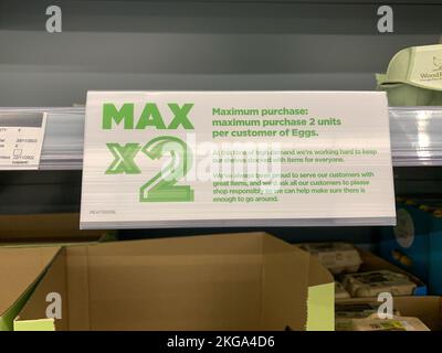 Slough, Großbritannien. 22.. November 2022. Eine Kundenbenachrichtigung in Asda, Slough. Eierkäufe sind in Asda auf zwei Einheiten pro Person beschränkt. In den Supermärkten in Slough standen heute nur wenige frische Eier in den Regalen. Die Landwirte haben diese Woche in die sozialen Medien gegangen, um ihre Wut über die Probleme in der Lieferkette zu entlasten, die der Vogelgrippe vorgeworfen werden. Einige Landwirte sagen, dass die erhöhten Produktionskosten und die Tatsache, dass die Supermärkte sie nicht mehr für ihre Eier bezahlen, das eigentliche Problem sind. Die National Farmers Union fordert die DEFRA auf, den Eierproduzenten zu helfen. Quelle: Maureen McLean/Alamy Live News Stockfoto