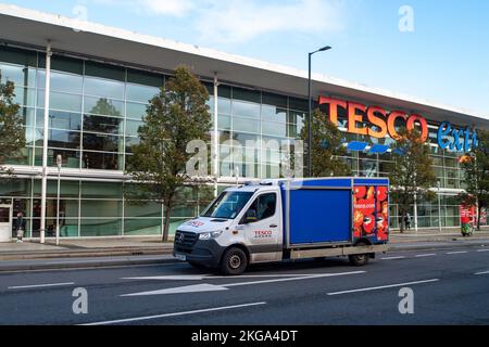 Slough, Großbritannien. 22.. November 2022. Der Tesco Extra Laden in Slough. In den Supermärkten in Slough standen heute nur wenige frische Eier in den Regalen. Die Landwirte haben diese Woche in die sozialen Medien gegangen, um ihre Wut über die Probleme in der Lieferkette zu entlasten, die der Vogelgrippe vorgeworfen werden. Einige Landwirte sagen, dass die erhöhten Produktionskosten und die Tatsache, dass die Supermärkte sie nicht mehr für ihre Eier bezahlen, das eigentliche Problem sind. Die National Farmers Union fordert die DEFRA auf, den Eierproduzenten zu helfen. Quelle: Maureen McLean/Alamy Live News Stockfoto