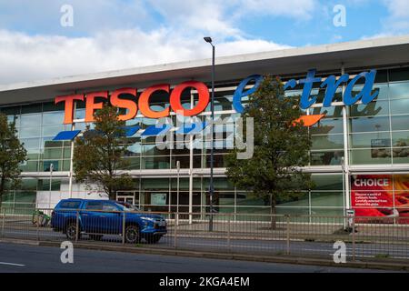 Slough, Großbritannien. 22.. November 2022. Der Tesco Extra Laden in Slough. In den Supermärkten in Slough standen heute nur wenige frische Eier in den Regalen. Die Landwirte haben diese Woche in die sozialen Medien gegangen, um ihre Wut über die Probleme in der Lieferkette zu entlasten, die der Vogelgrippe vorgeworfen werden. Einige Landwirte sagen, dass die erhöhten Produktionskosten und die Tatsache, dass die Supermärkte sie nicht mehr für ihre Eier bezahlen, das eigentliche Problem sind. Die National Farmers Union fordert die DEFRA auf, den Eierproduzenten zu helfen. Quelle: Maureen McLean/Alamy Live News Stockfoto