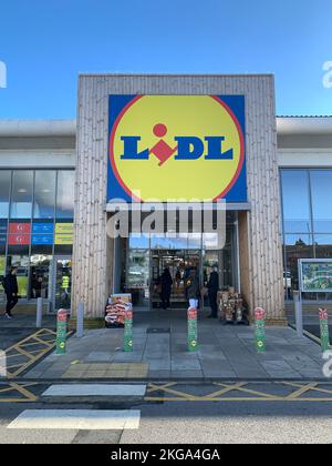 Slough, Großbritannien. 22.. November 2022. Ein Lidl-Laden in Slough. Eierkäufe sind auf drei pro Person beschränkt. In den Supermärkten in Slough standen heute nur wenige frische Eier in den Regalen. Die Landwirte haben diese Woche in die sozialen Medien gegangen, um ihre Wut über die Probleme in der Lieferkette zu entlasten, die der Vogelgrippe vorgeworfen werden. Einige Landwirte sagen, dass die erhöhten Produktionskosten und die Tatsache, dass die Supermärkte sie nicht mehr für ihre Eier bezahlen, das eigentliche Problem sind. Die National Farmers Union fordert die DEFRA auf, den Eierproduzenten zu helfen. Quelle: Maureen McLean/Alamy Live News Stockfoto