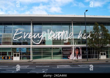 Slough, Großbritannien. 22.. November 2022. Der Tesco Extra Laden in Slough. In den Supermärkten in Slough standen heute nur wenige frische Eier in den Regalen. Die Landwirte haben diese Woche in die sozialen Medien gegangen, um ihre Wut über die Probleme in der Lieferkette zu entlasten, die der Vogelgrippe vorgeworfen werden. Einige Landwirte sagen, dass die erhöhten Produktionskosten und die Tatsache, dass die Supermärkte sie nicht mehr für ihre Eier bezahlen, das eigentliche Problem sind. Die National Farmers Union fordert die DEFRA auf, den Eierproduzenten zu helfen. Quelle: Maureen McLean/Alamy Live News Stockfoto