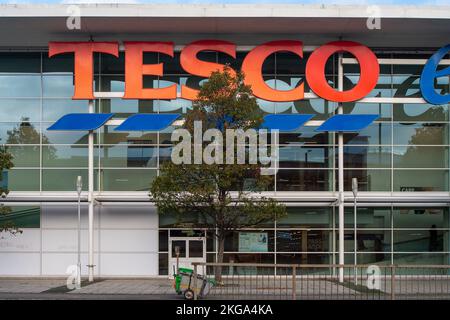 Slough, Großbritannien. 22.. November 2022. Der Tesco Extra Laden in Slough. In den Supermärkten in Slough standen heute nur wenige frische Eier in den Regalen. Die Landwirte haben diese Woche in die sozialen Medien gegangen, um ihre Wut über die Probleme in der Lieferkette zu entlasten, die der Vogelgrippe vorgeworfen werden. Einige Landwirte sagen, dass die erhöhten Produktionskosten und die Tatsache, dass die Supermärkte sie nicht mehr für ihre Eier bezahlen, das eigentliche Problem sind. Die National Farmers Union fordert die DEFRA auf, den Eierproduzenten zu helfen. Quelle: Maureen McLean/Alamy Live News Stockfoto