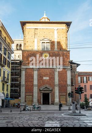 Fassade der Basilika San Nazaro in Brolo aus dem 4.. Jahrhundert, Stadtzentrum Mailand, Lombardei, Italien Stockfoto