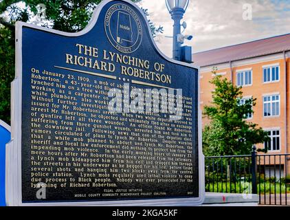 Ein historischer Marker erzählt vom Lynchen von Richard Robertson im Jahr 1909 am 20. November 2022 in Mobile, Alabama. Stockfoto