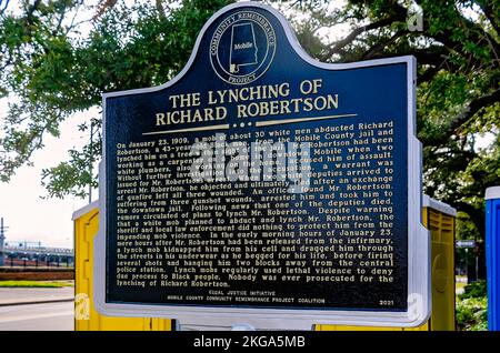 Ein historischer Marker erzählt vom Lynchen von Richard Robertson im Jahr 1909 am 20. November 2022 in Mobile, Alabama. Stockfoto