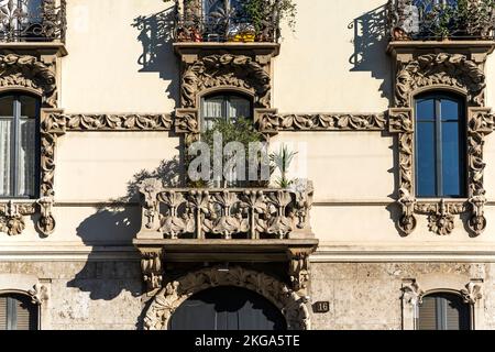 Aus nächster Nähe befindet sich Casa Balzarini, ein Freiheitspalast im Art déco-Stil, der im frühen 20.. Jahrhundert erbaut wurde, mit Dekorationen von Pflanzenrollen, in Mailand, Italien Stockfoto