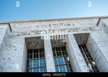 Fassade des Mailänder Gerichtsgebäudes, Haus des Mailänder Tribunals und des Berufungsgerichts, das Anfang des 20.. Jahrhunderts im italienischen 900s-Stil erbaut wurde, Mailand, Italien Stockfoto