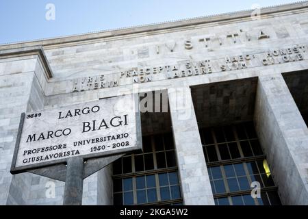 Straßenschild mit der Aufschrift „Largo Marco Biagi“ und Fassade des Mailänder Gerichtsgebäudes, Haus des Mailänder Tribunals und des Berufungsgerichts, in Mailand, Italien Stockfoto