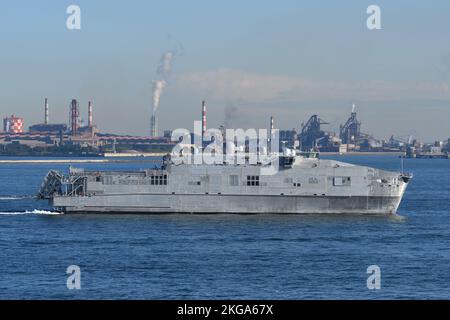 Präfektur Kanagawa, Japan - 03. Dezember 2021: US Navy USNS Puerto Rico (T-EPF-11), Expeditionsschiff der Spitzenklasse. Stockfoto