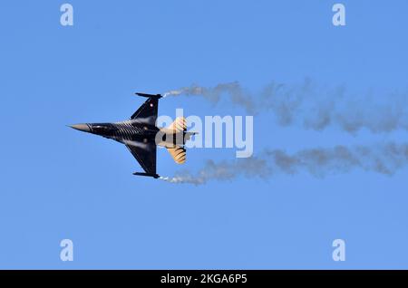 Gdynia, Polen - 22. August 2021: Flug des F 16-Flugzeugs auf der Aero Baltic Show in Gdynia, Polen. Stockfoto