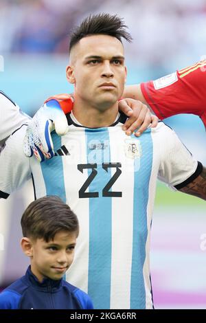 Lusail, Lusail, Katar, Katar. 22.. November 2022. LUSAIL, KATAR - 22. NOVEMBER: Der argentinische Spieler Lautaro Martinez singt die argentinische Nationalhymne vor der FIFA Fußball-Weltmeisterschaft Katar der Gruppe C zwischen Argentinien und Saudi-Arabien 2022 am 22. November 2022 im Lusail-Stadion in Lusail, Katar. (Bild: © Florencia Tan Jun/PX Imagens via ZUMA Press Wire) Stockfoto