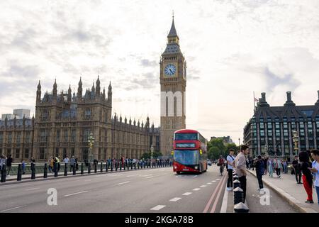 London, Großbritannien - September 11 2022 - Big Ben, Westminster Bridge und roter Doppeldeckerbus in London Stockfoto