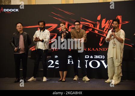 22. November 2022, Kalkutta, Westbengalen, Indien: Bollywood-Schauspieler Varun Dhawan (R), Schauspielerin Kriti Sanon (2. Von rechts) und Produzent Dinesh Vijan (L) posieren für Fotos während einer Werbeveranstaltung ihres kommenden Films Bhediya am 22. November 2022 in Kalkutta. Der 2022 indisch-Hindi-sprachige Film von Amar Kaushik wird am 25. November 2022 erscheinen. (Bild: © Dipa Chakraborty/Pacific Press via ZUMA Press Wire) Stockfoto